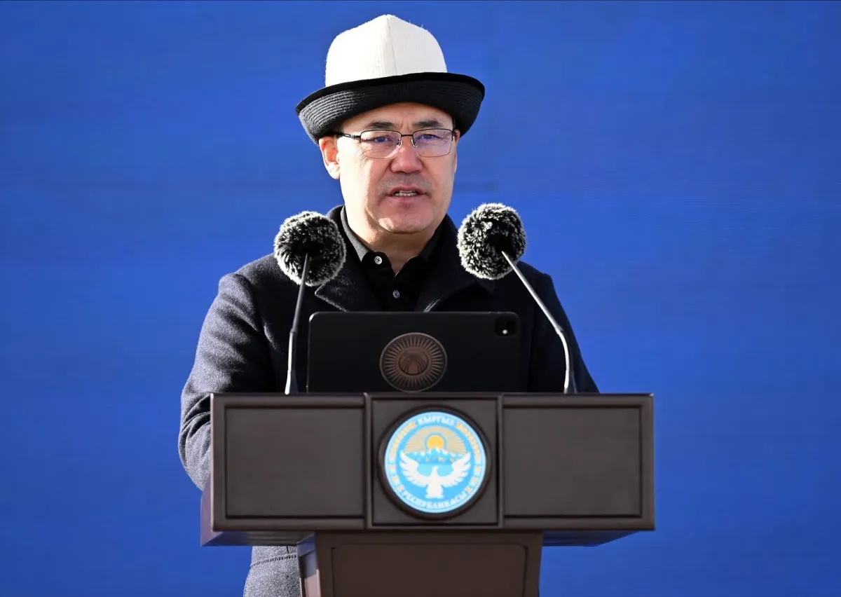 Президент Садыр Жапаров Таластагы “Баластан” балдардын оюн-зоок борборунун курулушуна мезгил кутусун салды