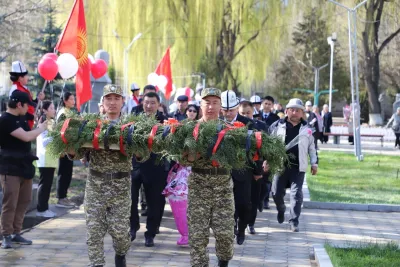 ТАЛАСТА АПРЕЛЬ ЭЛДИК РЕВОЛЮЦИЯСЫНЫН 15 ЖЫЛДЫГЫ БЕЛГИЛЕНДИ