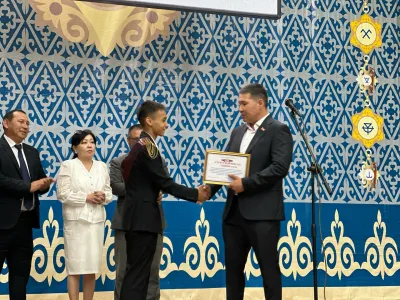 Бүтүрүүчүлөргө аттестат тапшырылды