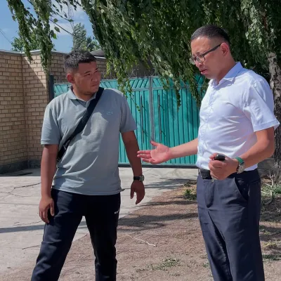 Мэрдин орун басары Айбек Көчөрбаев тротуар куруу иштерин көзөмөлдөдү