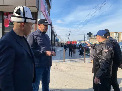 Мэр А.Оторбаев көчөсүндөгү тротуар куруу маселеси менен жеринен таанышты