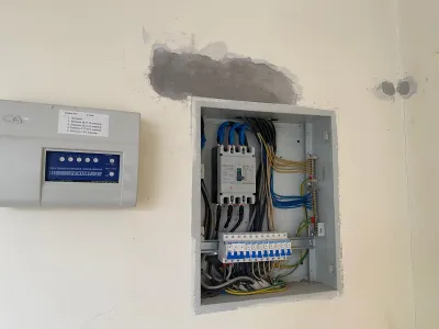 Талас шаарынын мэри Нургазы Асылбеков жана вице-мэр Айбек Көчөрбаев №1 «Алтын Балалык» бала бакчасын «Кербен» мейманканасына көчүрүү иштерин жеринен көзөмөлдөдү.