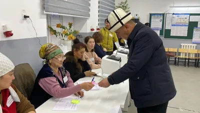 Бүгүн Талас шаарынын мэри Нургазы Асылбеков жарандык милдетин аткарып, Жогорку Кеңешке депутаттарды шайлоого катышып, добушун берди.