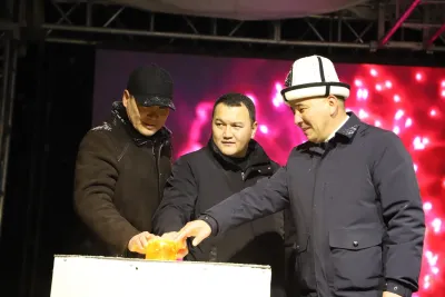 Талас шаарында борбордук аянт ачылып, жаңы жылдык балаты жандырылды