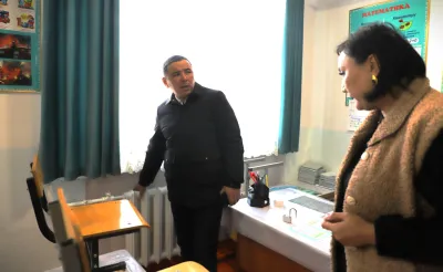 Талас шаарынын мэри Нургазы Асылбеков №1 Абжалбек Чолпонкулов атындагы орто мектепке барып, жылытуу системасындагы көйгөйдү жеринен көрдү.