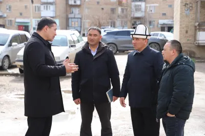 59-кварталда жаңы салынып бүткөн №118 көп кабаттуу үйдүн аймагындагы балдар аянтчасын жеринен көрүштү