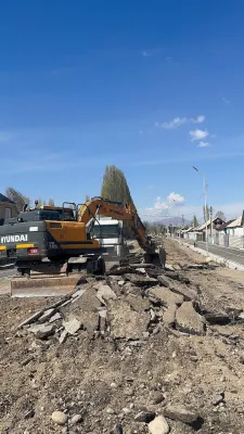 Талас шаарындагы Бердике баатыр көчөсүндөгү  асфальттын үстүнкү катмарын сыйруу иштери башталды.