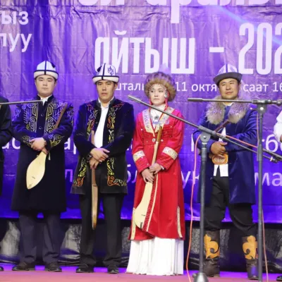 ТАЛАСТА АК ТАҢДАЙ АКЫНДАРДЫН ЭЛ АРАЛЫК АЙТЫШЫ БАШТАЛДЫ